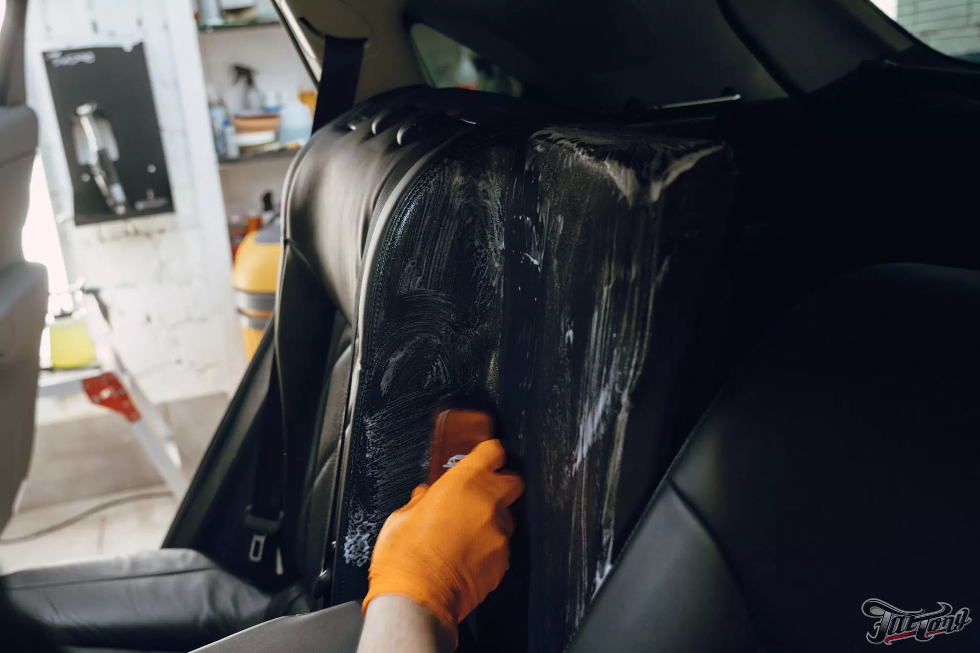 Infiniti QX70. Полировка кузова+керамика. Мойка подкапотного пространства. Химчистка салона. Окрас дисков